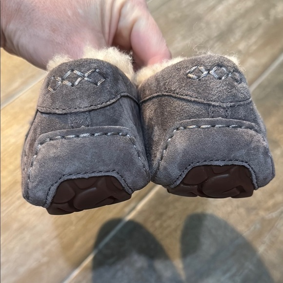 UGG Gray Cozy Ansley stud Sherpa-Lined Slippers NWOT - Picture 5 of 9